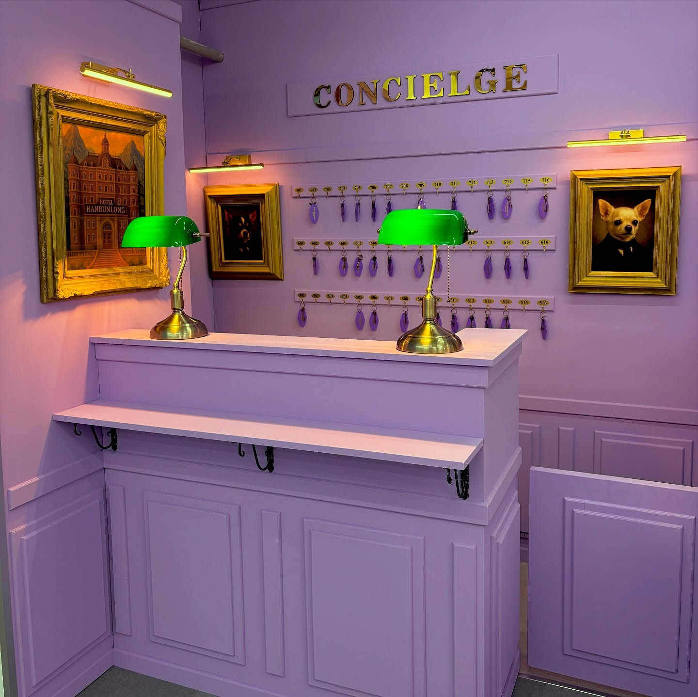 こんばんは😊
HanBunLong studio です❤️‍🩹

受付の内装をヴィンテージホテル風に変えてみました🤩

今回のハロウィンブースとは関係ありませんが、受付での撮影もOKです🙆

オーナーがこの内装に飽きなければしばらくホテル風なので、お時間が余ったときなどにぜひ撮影してみてください😉

では、ハロウィンブース制作🔨急ぎます💦