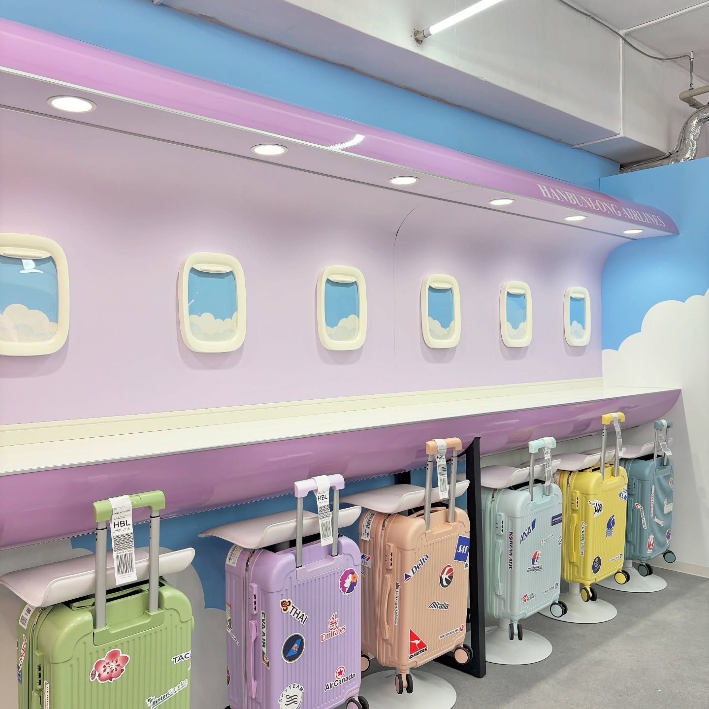 こんばんは😘
HanBunLong studio です❤️‍🩹

またまたブースの発表じゃなくてごめんなさい😅

大人気だった飛行機ブース✈️をリメイクしてバーカウンターを作りました😆

これからは、こちらで飲食も楽しんでいただけるようにメニューの準備を進めてます🥤🍸🍺

もちろん写真撮影もOKです🙆

ではでは、ハロウィンブース完成までもう少しお待ちください😉